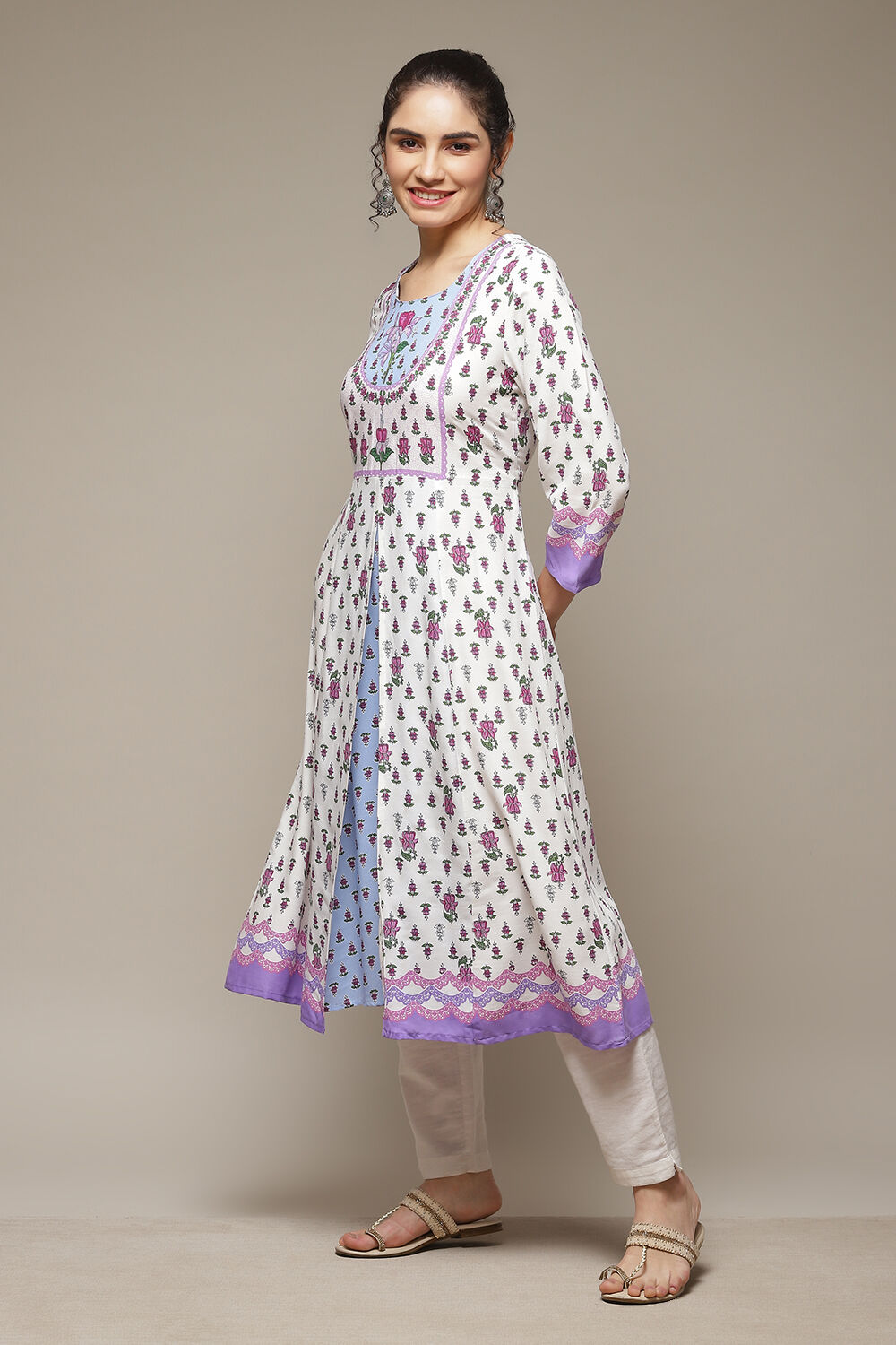 White LIVA Flared Kurta image number 3
